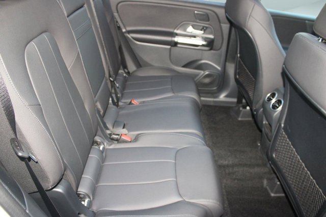 2026 Mercedes-Benz GLB 250 Image 11 of 36