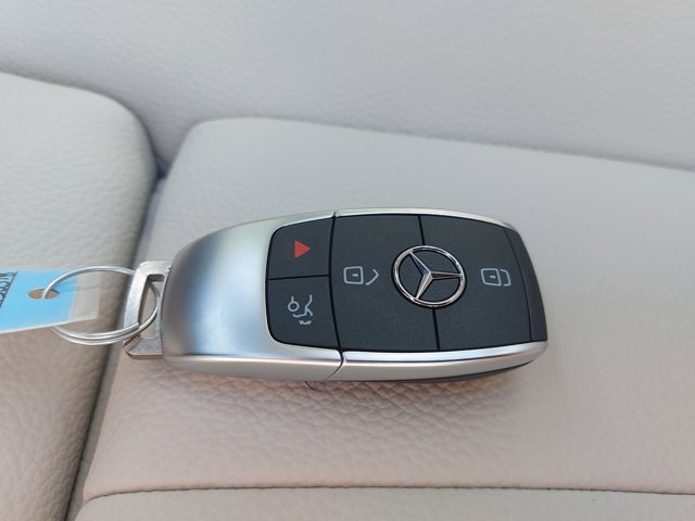 2026 Mercedes-Benz GLB 250 Image 27 of 39