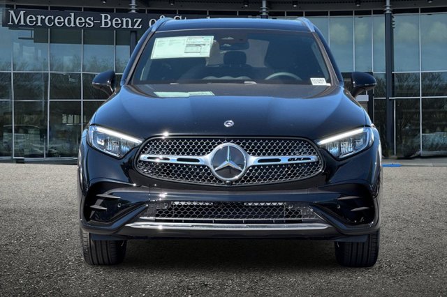 2026 Mercedes-Benz GLC 300 Image 2 of 37