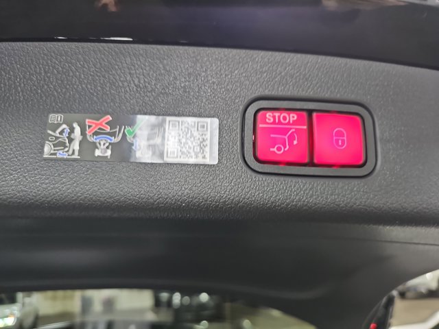 2026 Mercedes-Benz GLC 300 Image 32 of 37