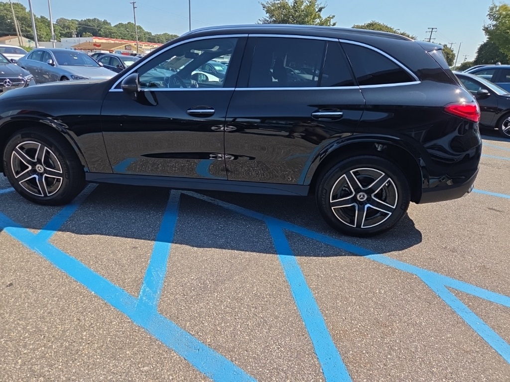 2026 Mercedes-Benz GLC 300 Image 5 of 36