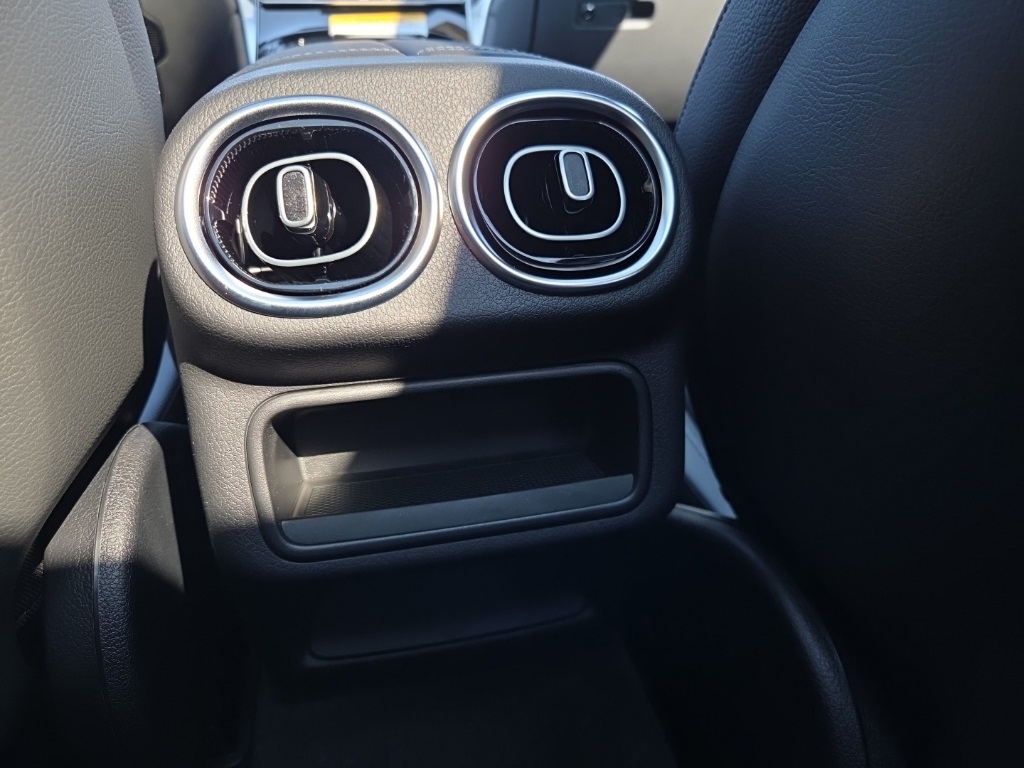 2026 Mercedes-Benz GLC 300 Image 30 of 36