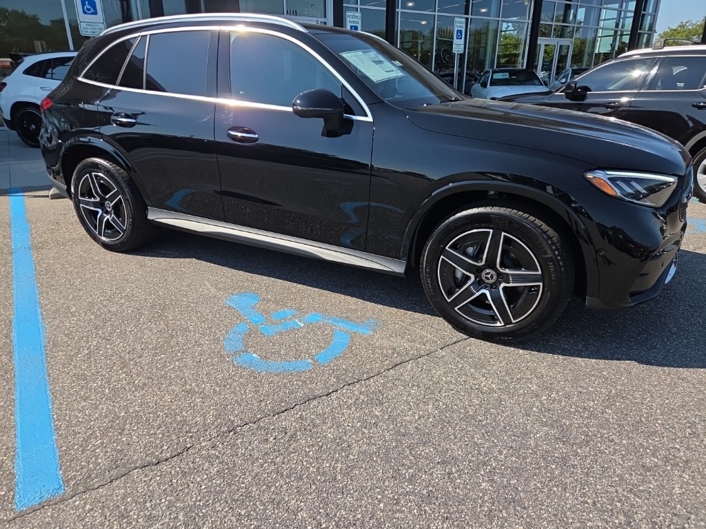 2026 Mercedes-Benz GLC 300 Image 2 of 36