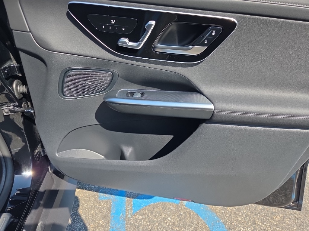 2026 Mercedes-Benz GLC 300 Image 24 of 36