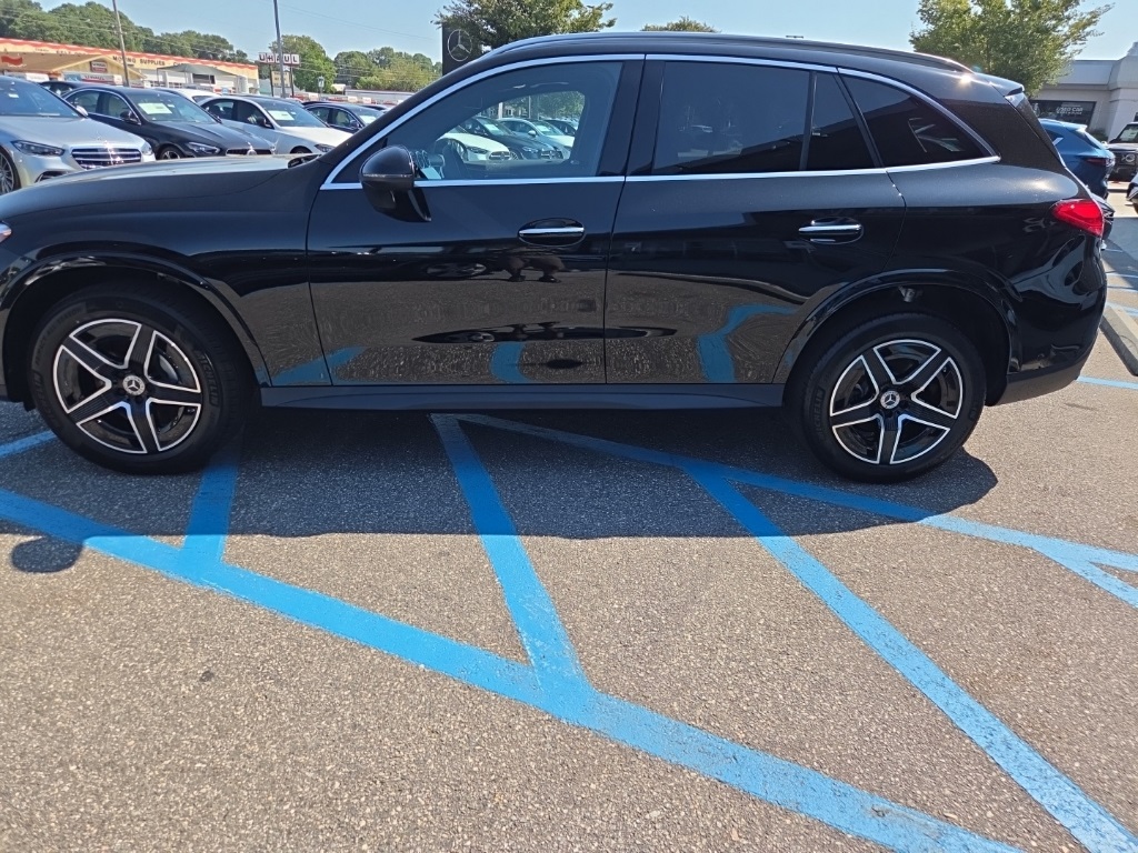 2026 Mercedes-Benz GLC 300 Image 7 of 36