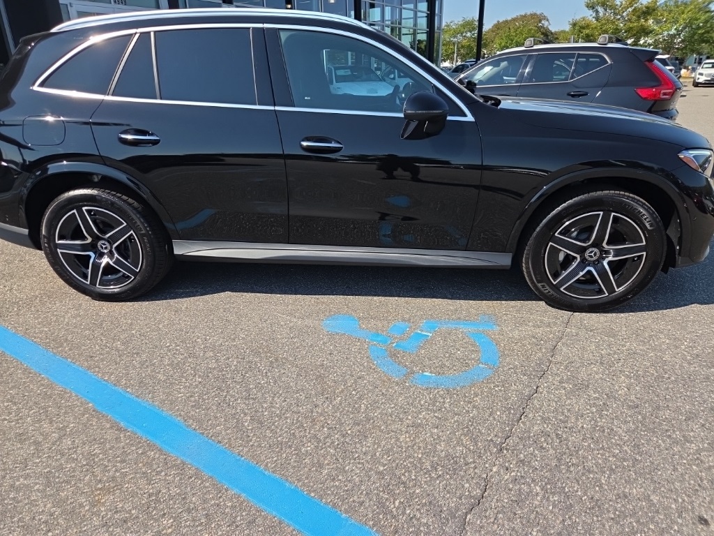 2026 Mercedes-Benz GLC 300 Image 3 of 36