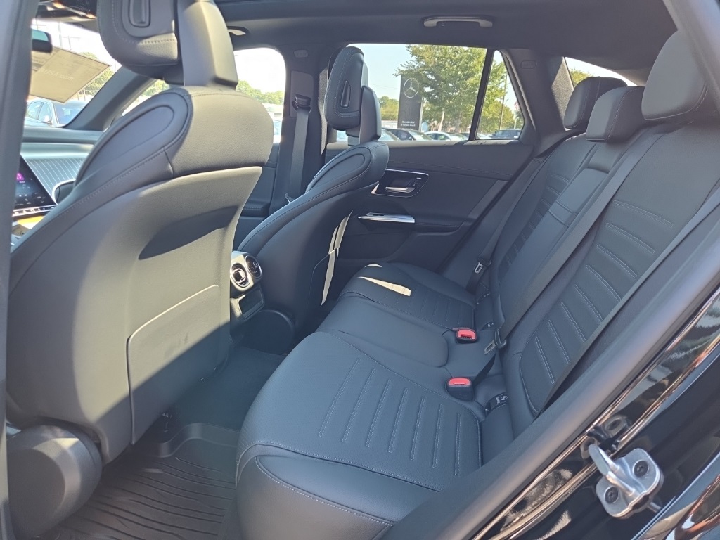 2026 Mercedes-Benz GLC 300 Image 11 of 36