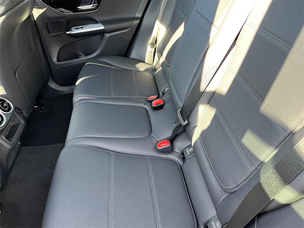 2026 Mercedes-Benz GLC 300 Image 7 of 10