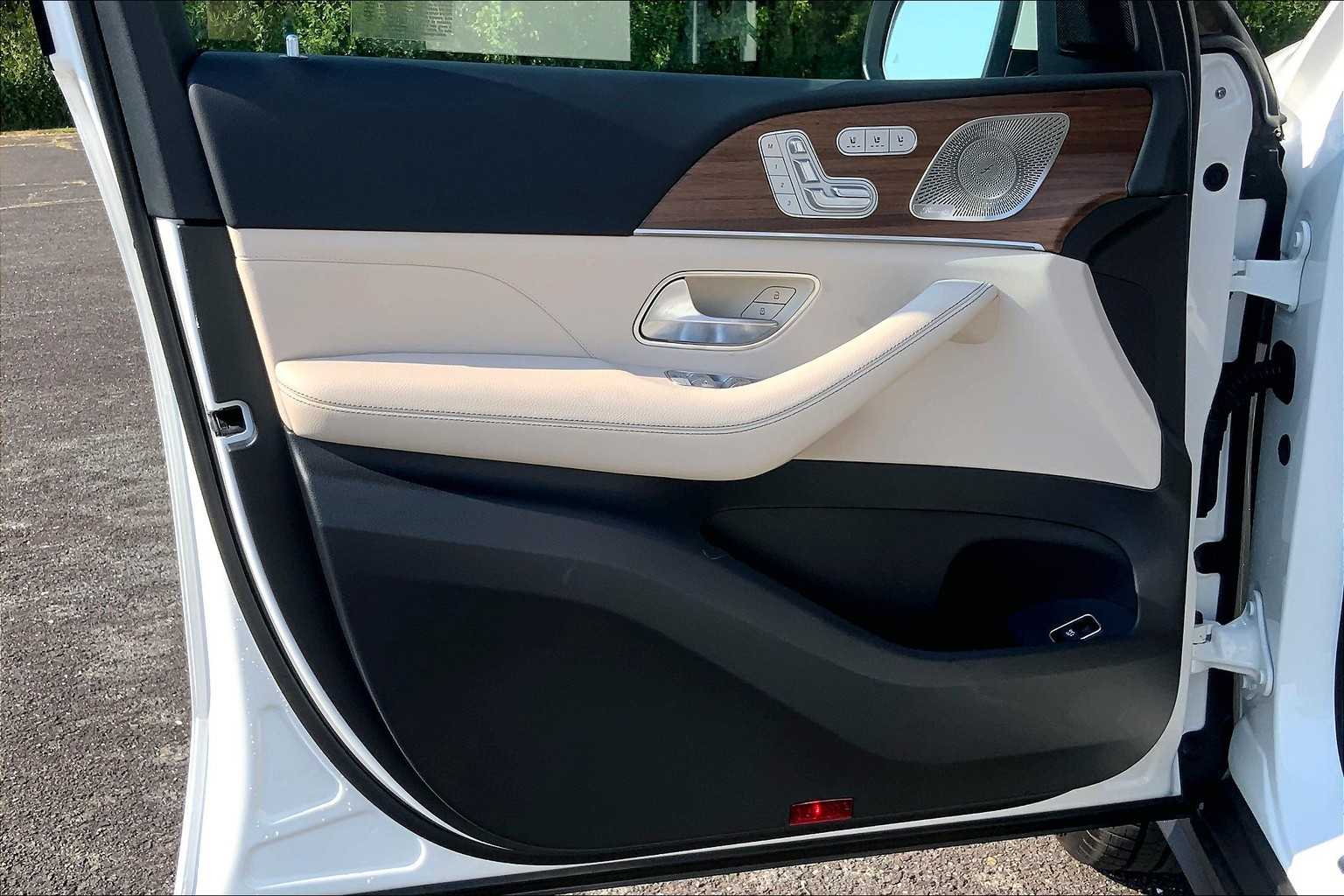 2026 Mercedes-Benz GLS 450 Image 13 of 16