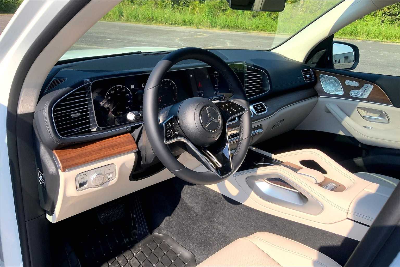 2026 Mercedes-Benz GLS 450 Image 8 of 16