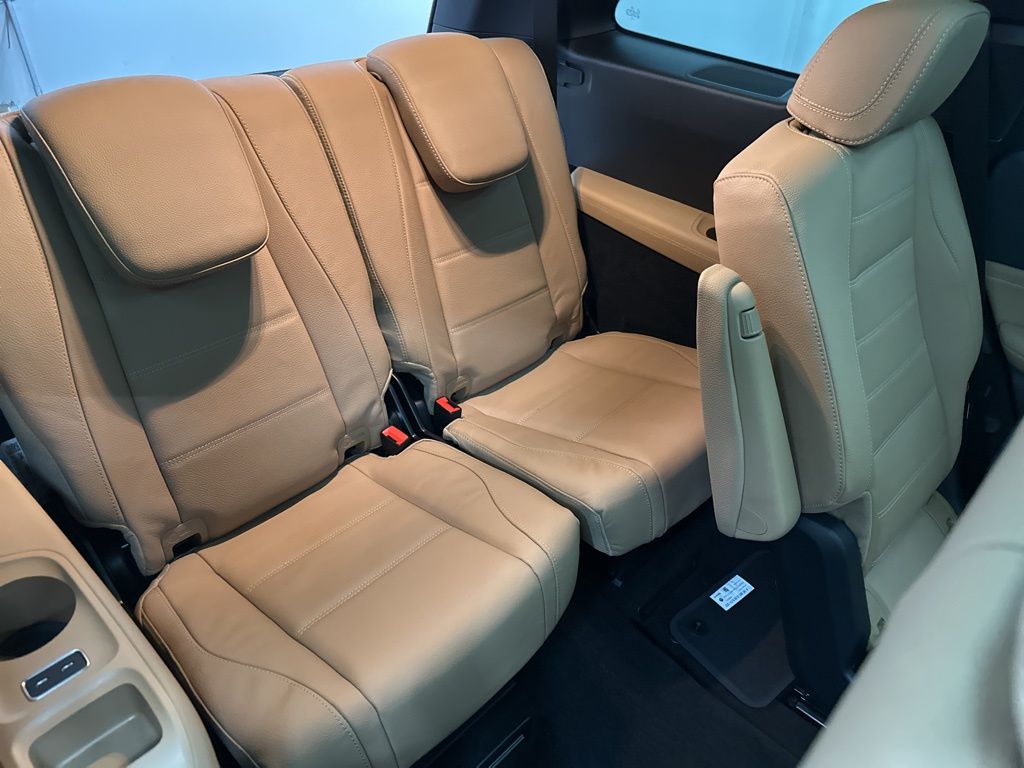 2026 Mercedes-Benz GLS 450 Image 13 of 36