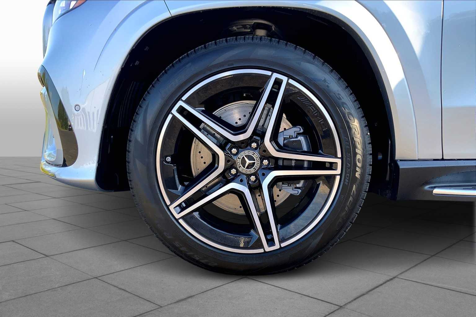 2026 Mercedes-Benz GLS 450 Image 6 of 16