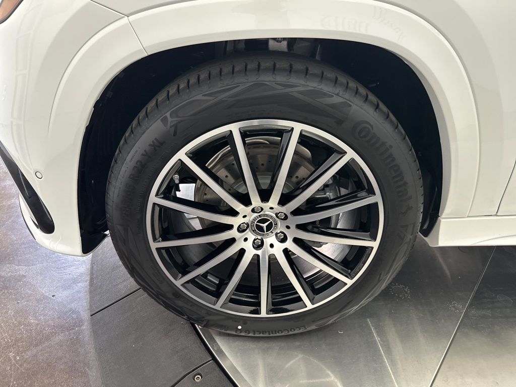 2026 Mercedes-Benz GLS 450 Image 10 of 36