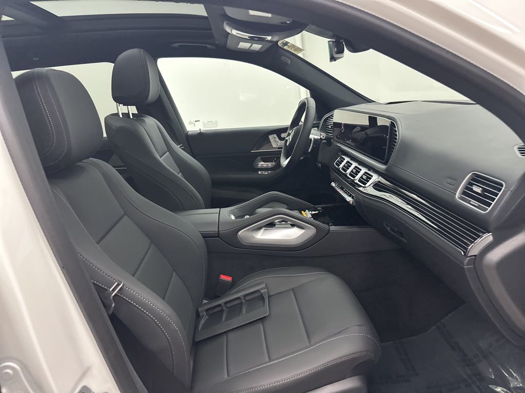 2026 Mercedes-Benz GLS 450 Image 16 of 36