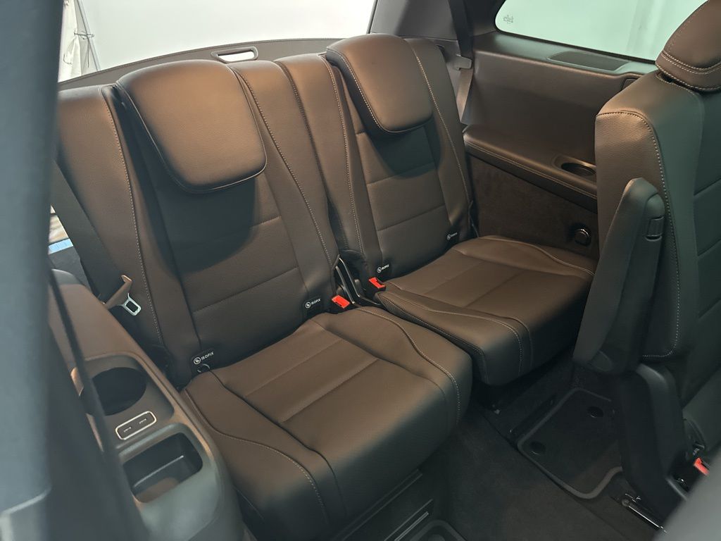 2026 Mercedes-Benz GLS 450 Image 12 of 36