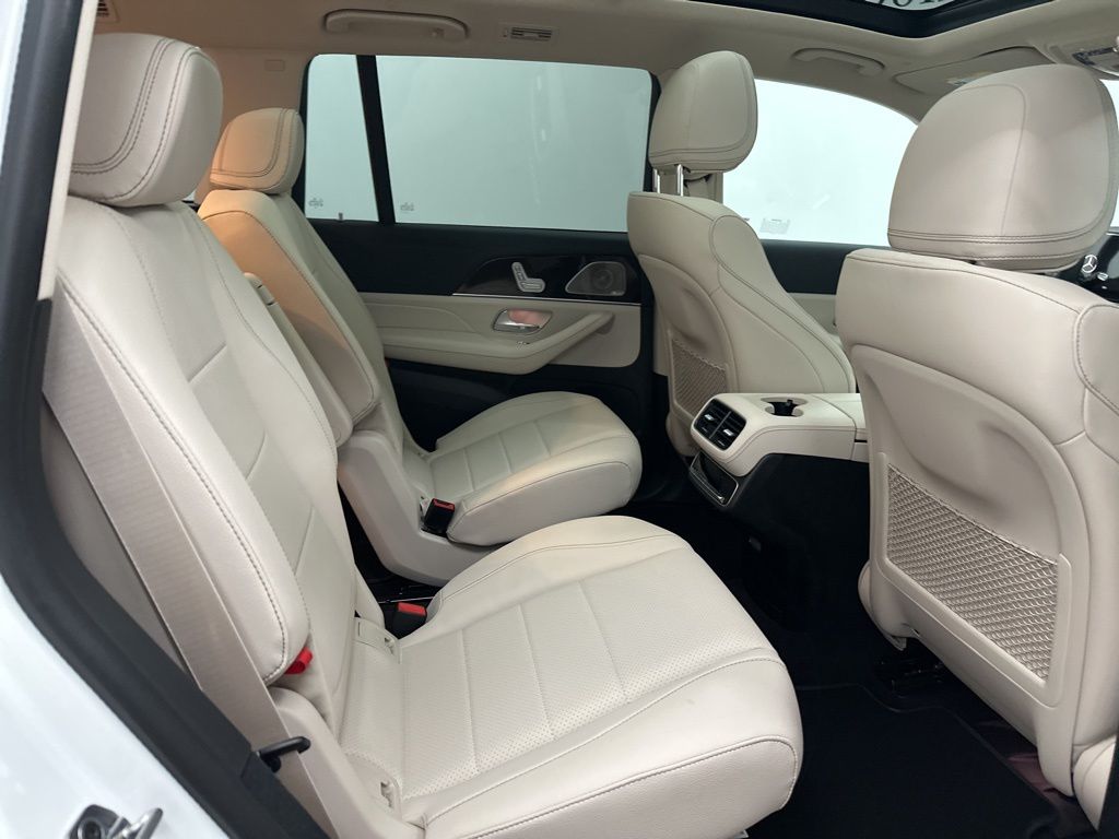 2026 Mercedes-Benz GLS 450 Image 12 of 36