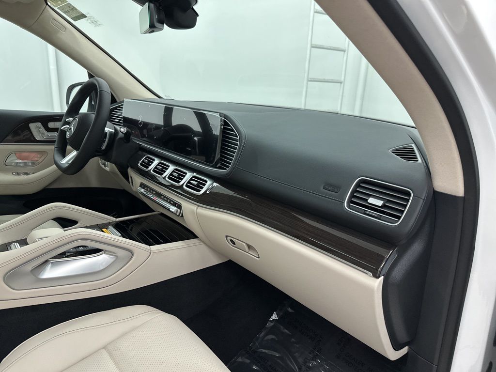 2026 Mercedes-Benz GLS 450 Image 16 of 36
