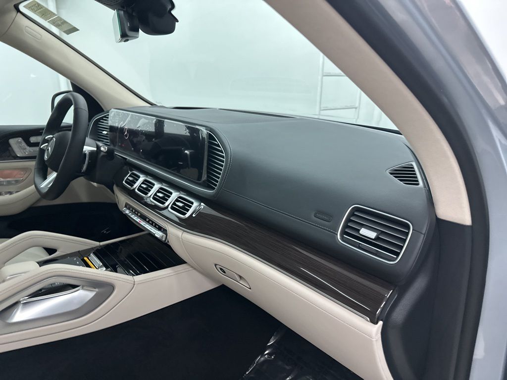 2026 Mercedes-Benz GLS 450 Image 18 of 36