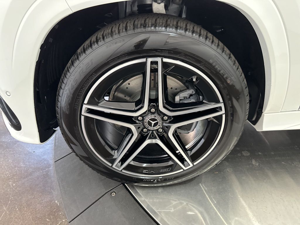 2026 Mercedes-Benz GLS 450 Image 9 of 36