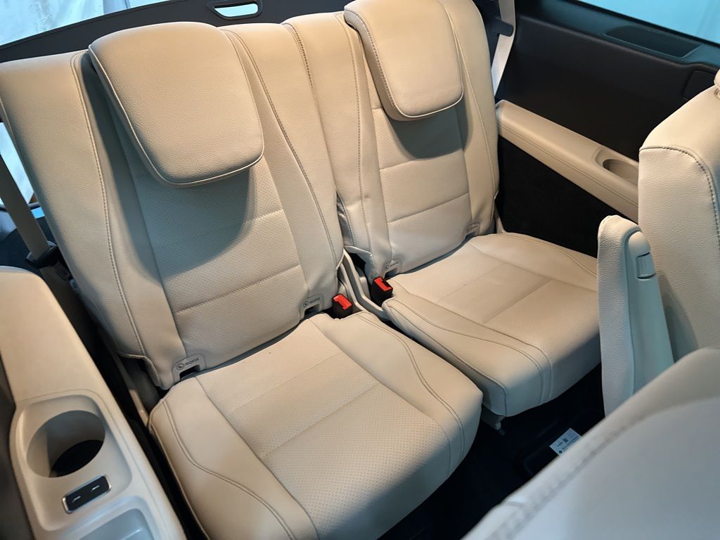 2026 Mercedes-Benz GLS 450 Image 12 of 36