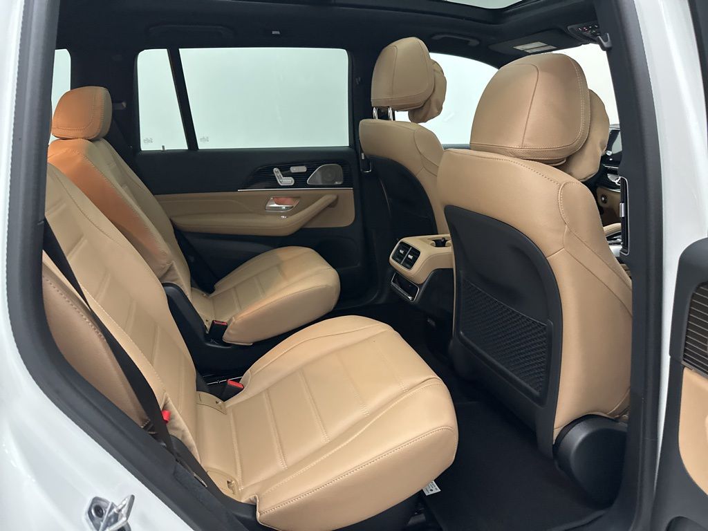 2026 Mercedes-Benz GLS 580 Image 13 of 36