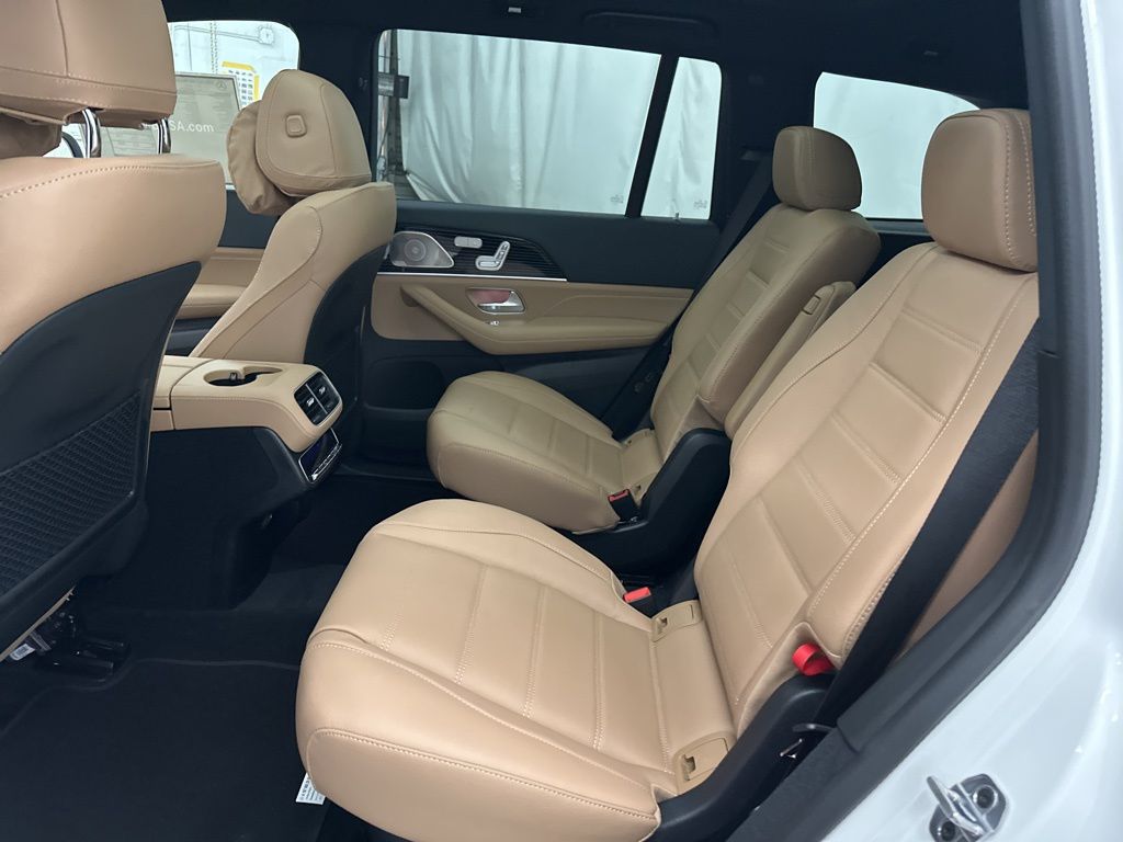 2026 Mercedes-Benz GLS 580 Image 15 of 36