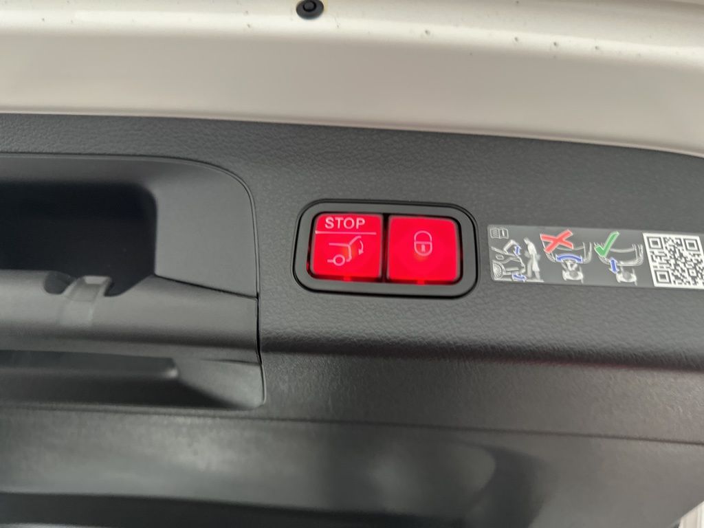 2026 Mercedes-Benz GLS 580 Image 33 of 36