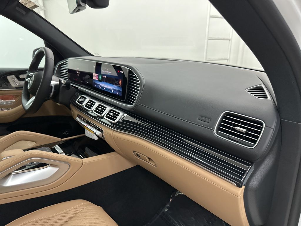 2026 Mercedes-Benz GLS 580 Image 16 of 35