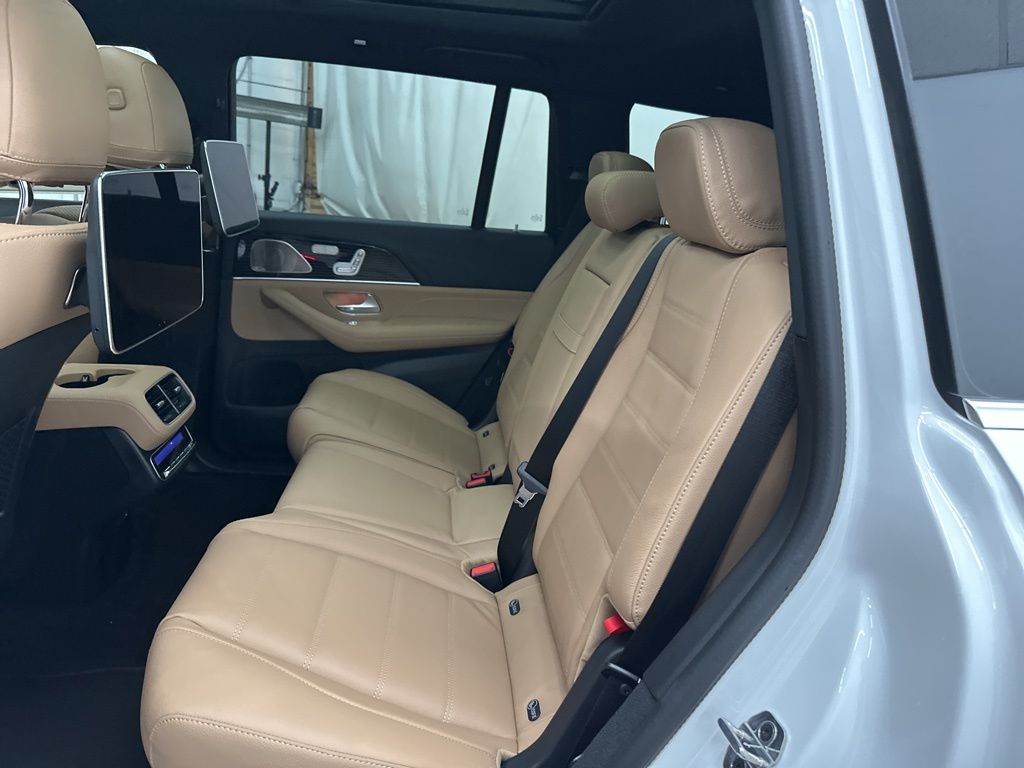 2026 Mercedes-Benz GLS 580 Image 12 of 35