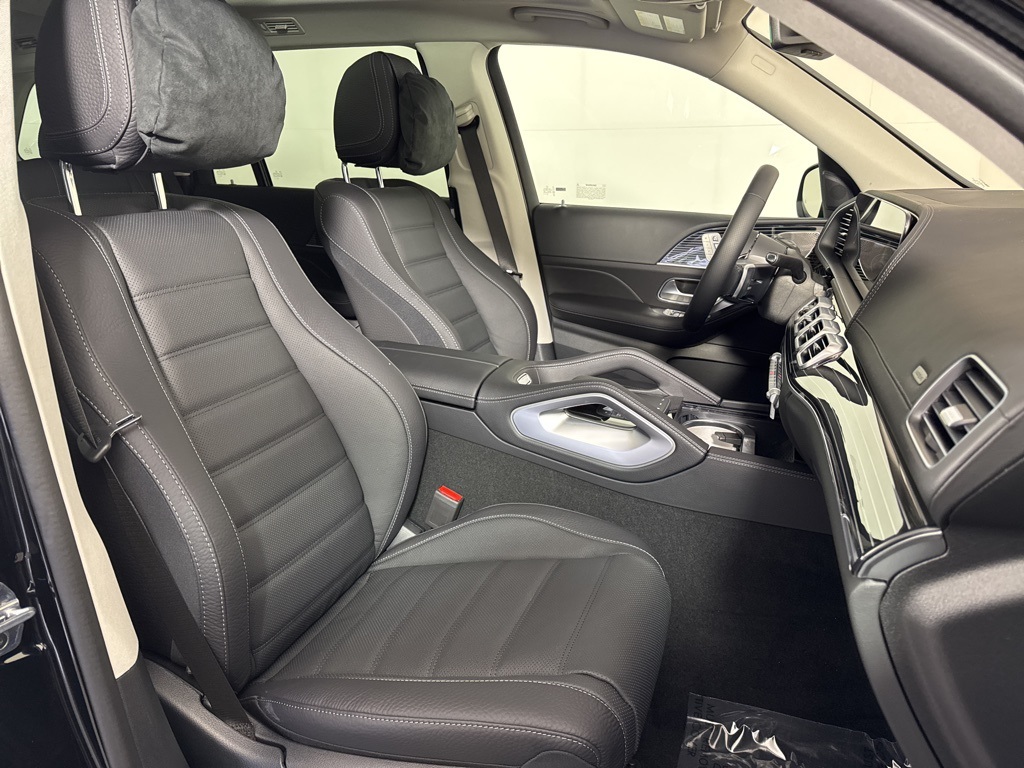 2026 Mercedes-Benz GLS 580 Image 13 of 34
