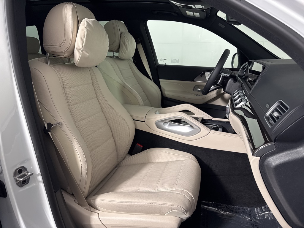 2026 Mercedes-Benz GLS 580 Image 12 of 34