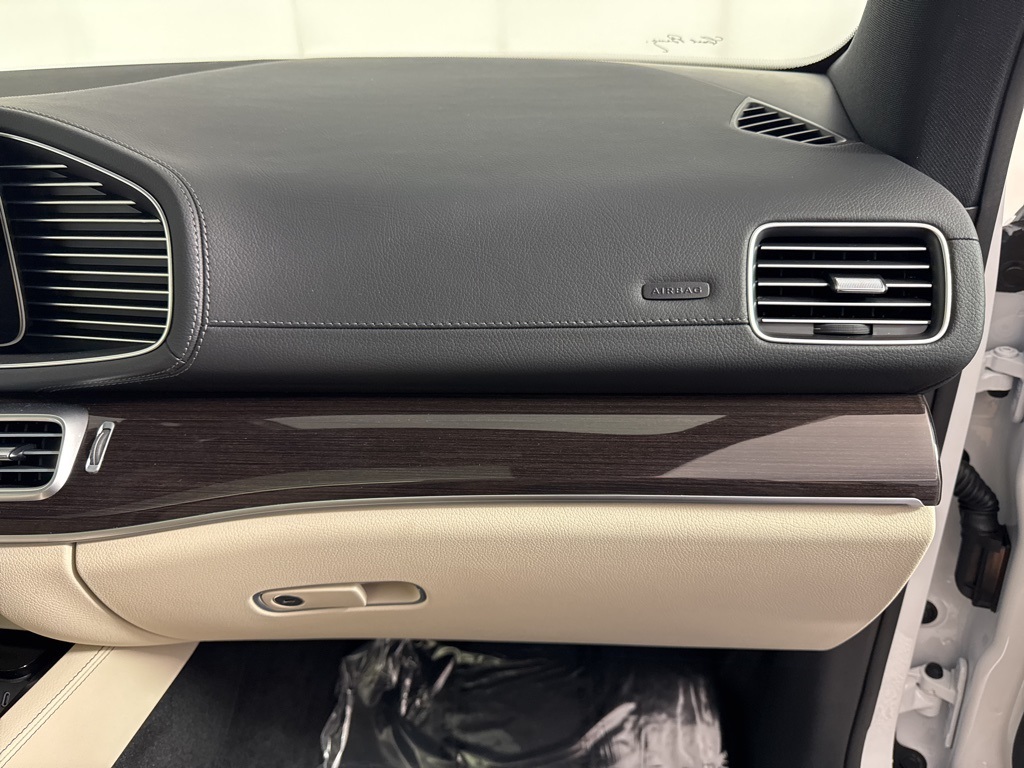 2026 Mercedes-Benz GLS 580 Image 33 of 34