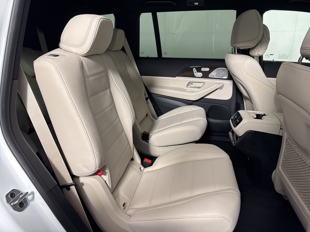 2026 Mercedes-Benz GLS 580 Image 11 of 34