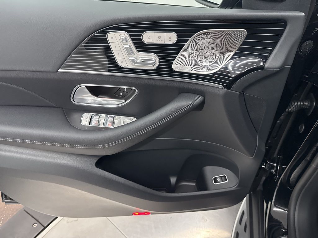 2026 Mercedes-Benz GLS 580 Image 32 of 39