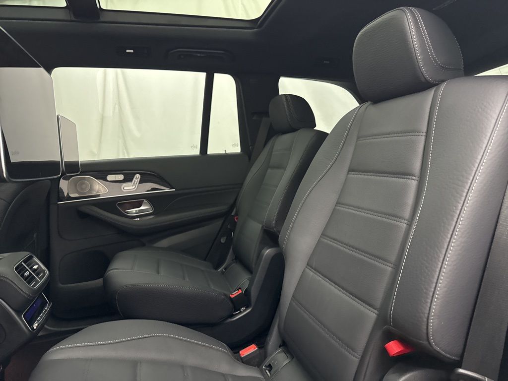 2026 Mercedes-Benz GLS 580 Image 15 of 39