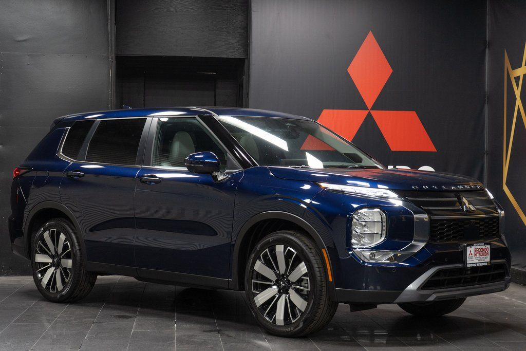 2026 Mitsubishi Outlander SE Image 3 of 24