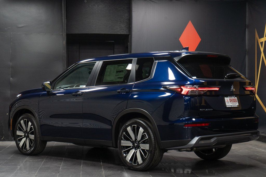 2026 Mitsubishi Outlander SE Image 5 of 24