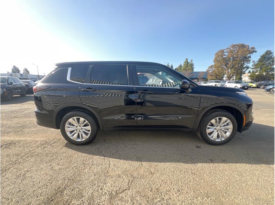 2026 Mitsubishi Outlander ES Image 3 of 20