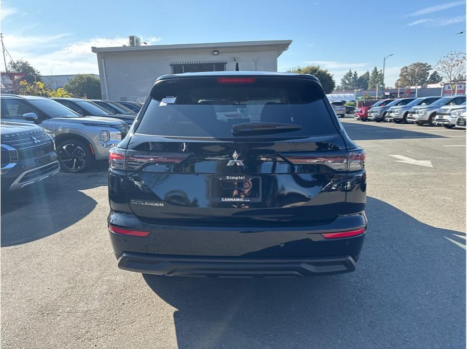 2026 Mitsubishi Outlander ES Image 6 of 14