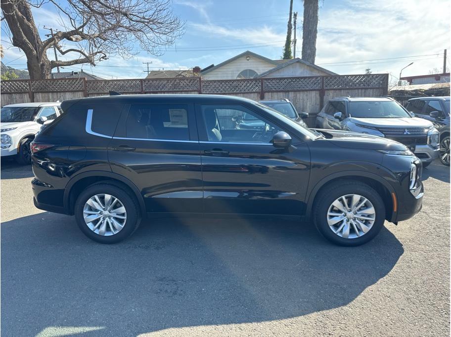 2026 Mitsubishi Outlander ES Image 4 of 14