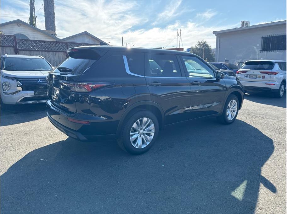 2026 Mitsubishi Outlander ES Image 5 of 14