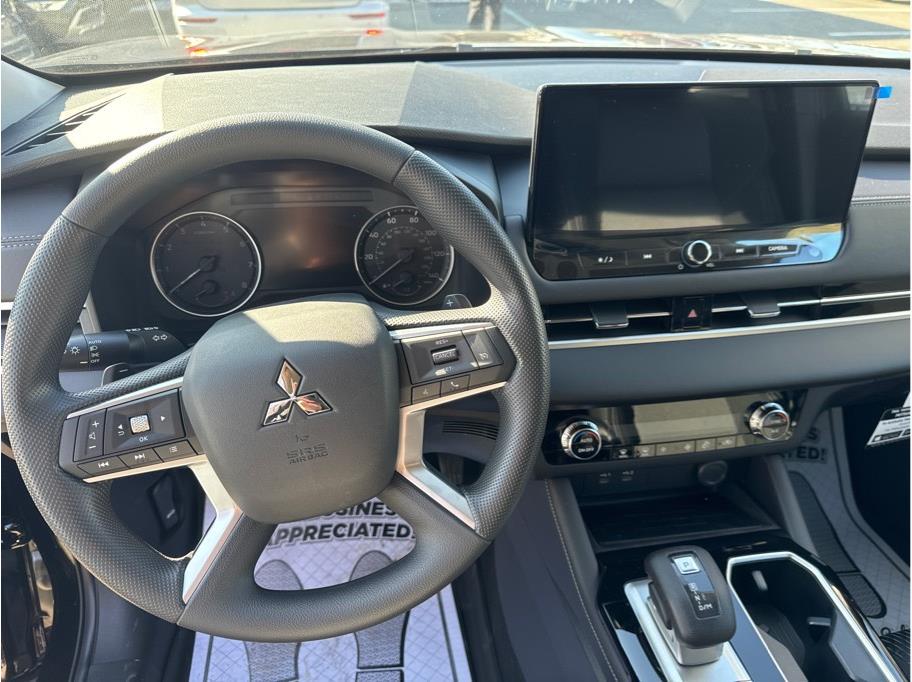 2026 Mitsubishi Outlander ES Image 11 of 14