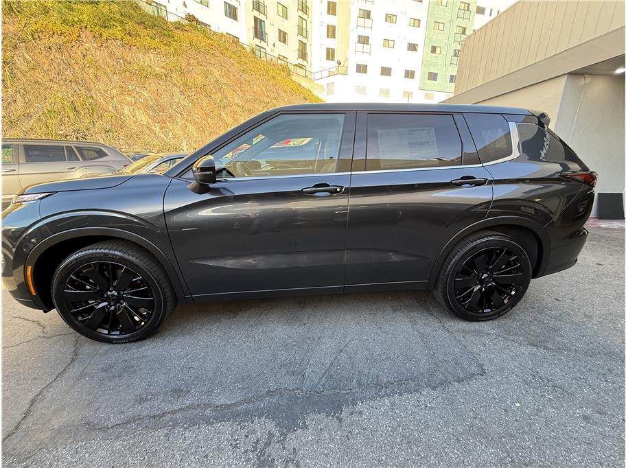 2026 Mitsubishi Outlander LE Image 3 of 38
