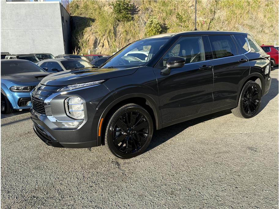 2026 Mitsubishi Outlander LE Image 1 of 38