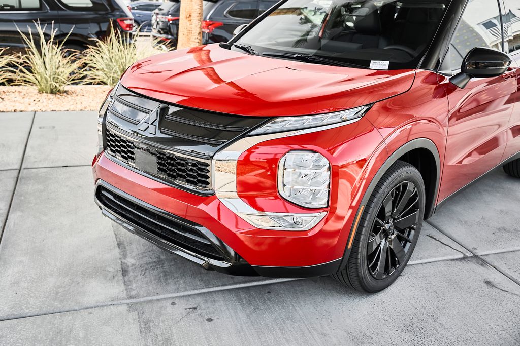 2026 Mitsubishi Outlander LE Image 3 of 35