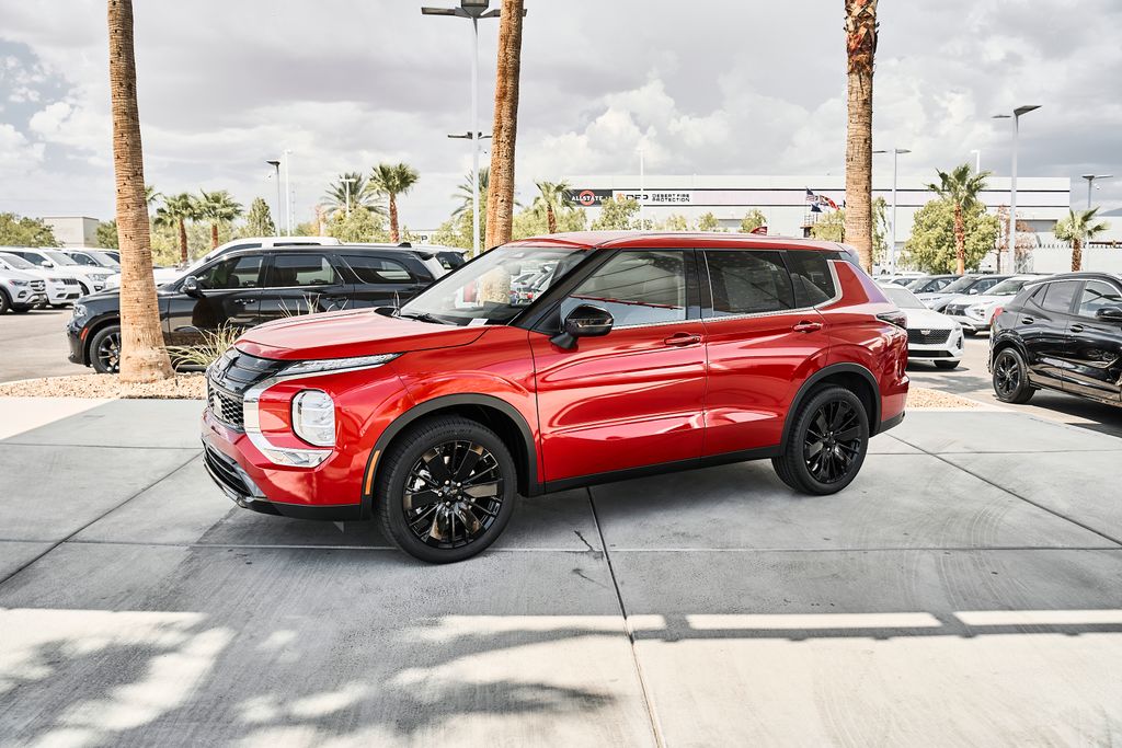 2026 Mitsubishi Outlander LE Image 2 of 35