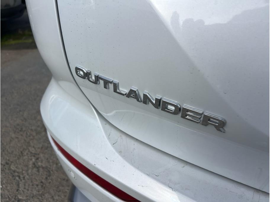 2026 Mitsubishi Outlander SE Image 17 of 21