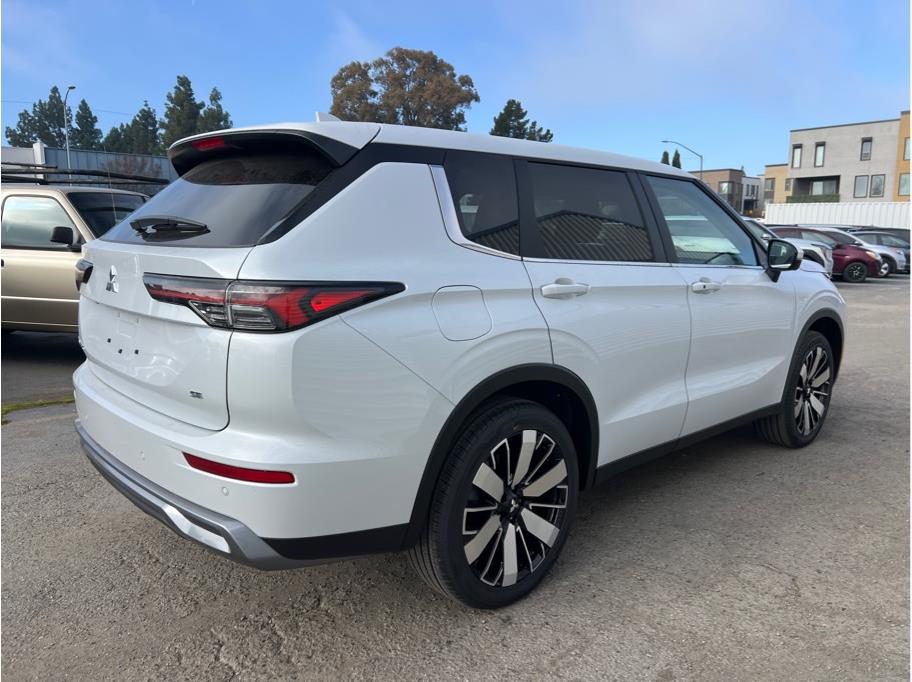 2026 Mitsubishi Outlander SE Image 4 of 21