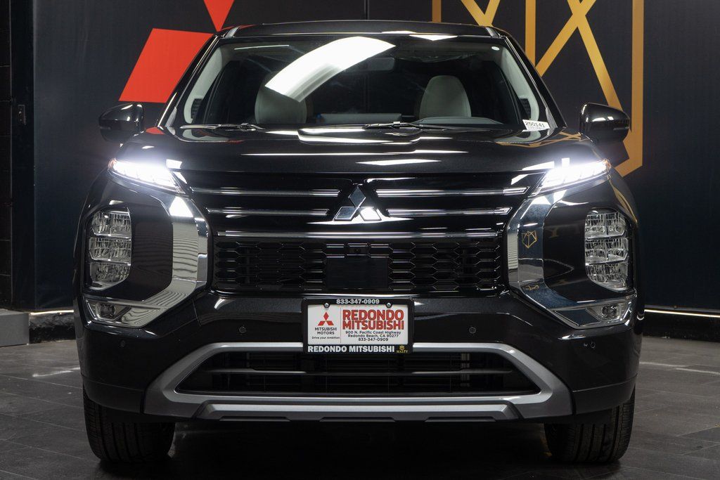 2026 Mitsubishi Outlander SE Image 2 of 24