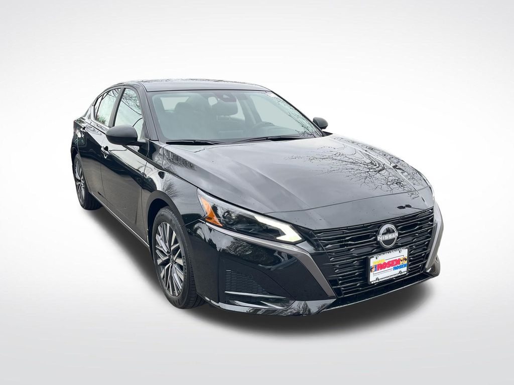 2026 Nissan Altima SV Image 3 of 31